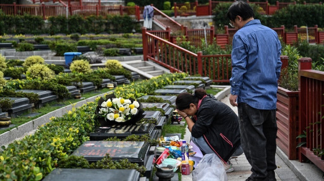 En Chine, l'intelligence artificielle permet un "deuil virtuel" aux familles de défunts.