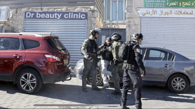 Les forces israéliennes ont sévèrement battu le photojournaliste d'Anadolu, Moustafa Harouf, en service à Jérusalem-Est occupée, le 15 décembre 2023.