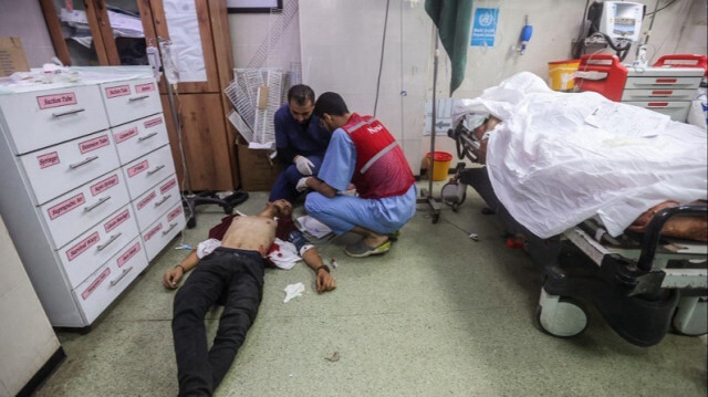 Un Palestinien blessé est allongé sur le sol alors qu'il reçoit des soins médicaux à l'hôpital Nasser de Khan Younès, dans le sud de la bande de Gaza, à la suite d'un bombardement israélien, le 15 décembre 2023.