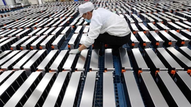 Un ouvrier dans dans une usine de batteries électriques au lithium, à Nanjing, dans l'est de la Chine.