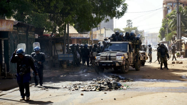 Des membres de la police malienne arrivent dans un véhicule à Bamako le 8 décembre 2018.