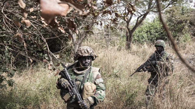 Les membres des forces armées sénégalaises prennent position devant une base rebelle du Mouvement des forces démocratiques de Casamance (MFDC) récemment capturée dans la forêt de Blaze le 9 février 2021.