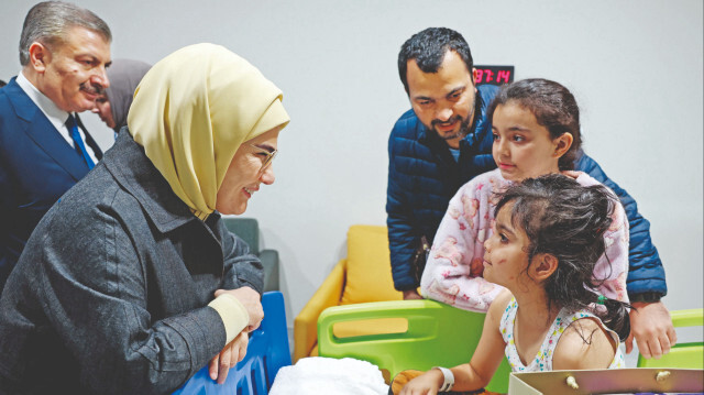 Emine Erdoğan, Gazze’den Türkiye’ye getirilen hasta çocukları tedavi gördükleri hastanede ziyaret etti.