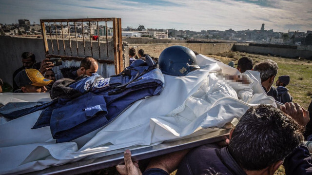 Le caméraman d'Al Jazeera, Samir Abu Dhaka, qui avait été blessé lors de l'attaque israélienne sur Khan Younis, dans le sud de la bande de Gaza, et dont l'abri a été encerclé et les équipes de premiers secours n'ont pas été autorisées à intervenir pendant des heures, est décédé. Une cérémonie funéraire a été organisée pour Abu Dhaka dans la ville de Khan Younis.