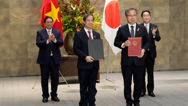 Le Premier ministre vietnamien Pham Minh Chinh (à gauche) et le Premier ministre japonais Fumio Kishida (à droite) assistant à une cérémonie d'échange de documents à la résidence officielle du Premier ministre à Tokyo, le 16 décembre 2023.