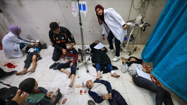 Des médecins soignant les enfants de la famille al-Qedra, qui ont été blessés lors d'un bombardement israélien, à l'hôpital Nasser de Khan Yunis, dans le sud de la bande de Gaza, le 16 décembre 2023.