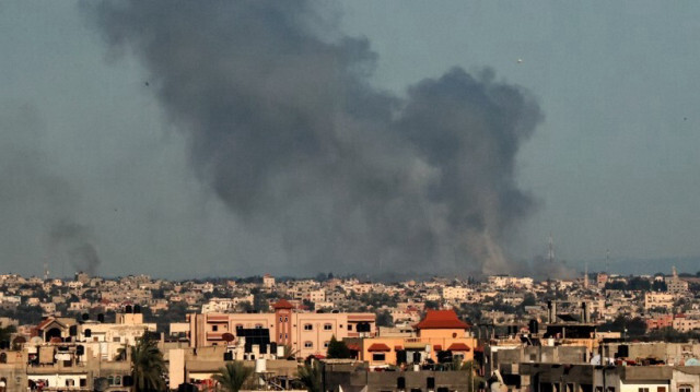 Rafah, dans le sud de la bande de Gaza, montre de la fumée s'élevant au-dessus de Khan Yunis lors d'un bombardement israélien, le 16 décembre 2023.