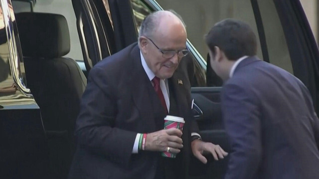 L'ex-avocat de Trump Rudy Giuliani arrivant dans un tribunal de Washington, alors que les jurés entamaient leur première journée de délibérations dans le cadre de son procès civil pour diffamation, 15 décembre 2023.