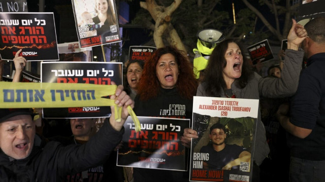 Les familles des otages organisent une manifestation devant le ministère israélien de la Défense à Tel Aviv, le 15 décembre 2023.