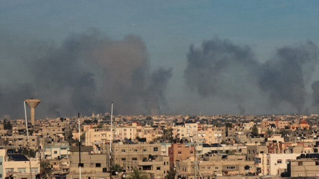 Rafah, dans le sud de la bande de Gaza, montre de la fumée s'élevant au-dessus de Khan Yunis lors d'un bombardement israélien, le 16 décembre 2023.