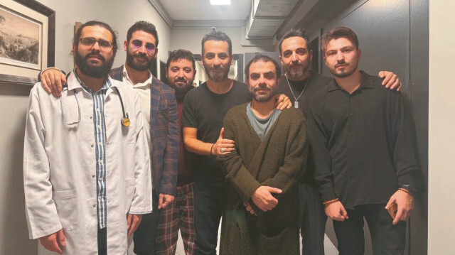 Komedi-dram türündeki tek perdelik oyunun kadrosunda Bekir Kalaycı, Burak Kılıç, Emre Berber, Furkan Selamoğlu ve Yunus Can yer alıyor.