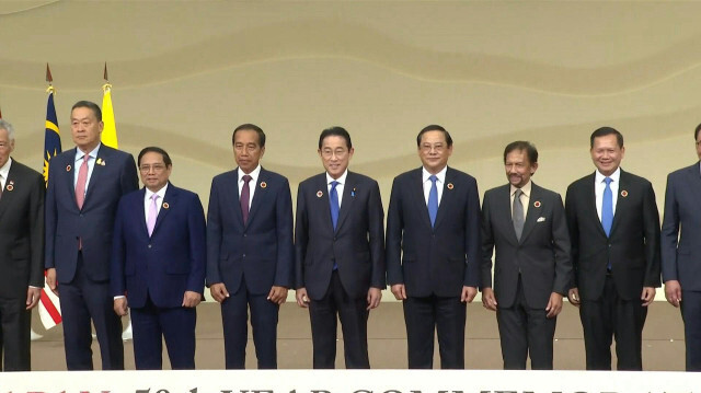 Les dirigeants du Japon et des pays d'Asie du Sud-Est se rassemblant pour une photo de groupe le deuxième jour du sommet à Tokyo. 

