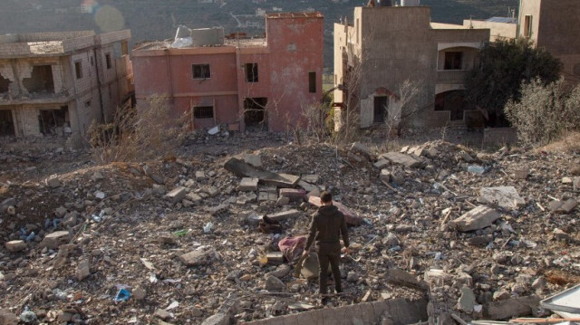 Un homme inspecte les décombres d'une maison détruite par un bombardement israélien le 13 décembre dans le village de Kfar Kila, au sud du Liban.