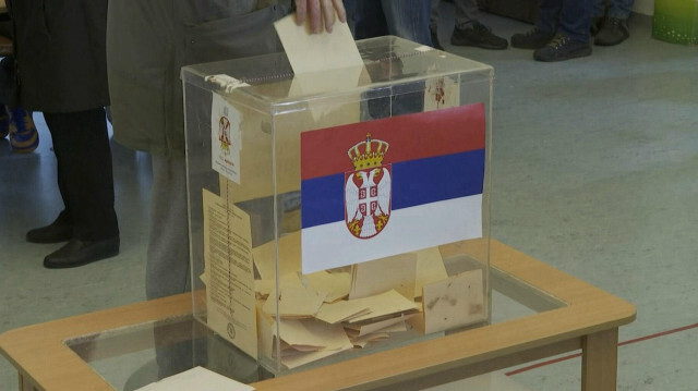 Dans un bureau de vote de Belgrade, des Serbes votent pour élire leur Parlement, moins de 18 mois après les dernières législatives et dans un contexte d'inflation record et de manifestations massives contre la violence qui ont forgé une nouvelle opposition.