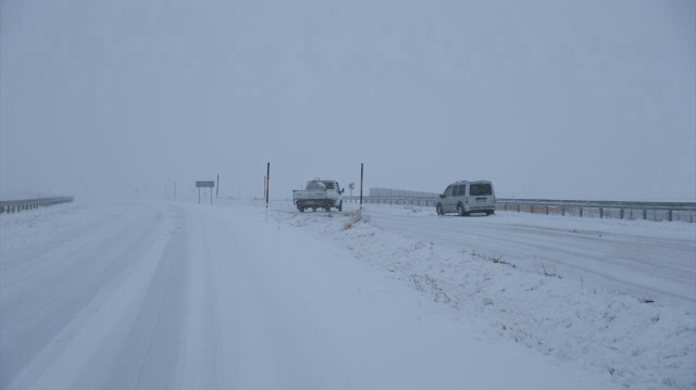 Iğdır'da etkisini gösteren kar yağışı sebebiyle bazı yollar ulaşıma kapandı.