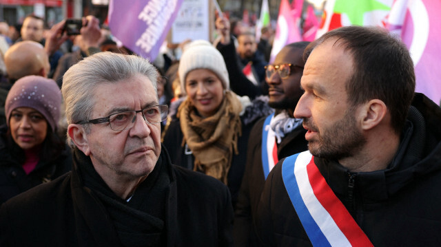 Le fondateur du parti de gauche français La France Insoumise (LFI) Jean-Luc Melenchon (G) et le coordinateur du parti de gauche français La France Insoumise (LFI) et député Manuel Bompard (D) participent à un rassemblement appelant à un cessez-le-feu permanent dans la guerre entre Israël et le Hamas à Gaza, à Paris, le 17 décembre 2023.