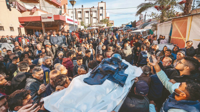 İşgalci gücün gazetecilere yönelik saldırıları devam ederken, ABD’den yine müttefikini korumak için skandal bir açıklama geldi. Gazetecilerin kendisine Samir Ebu Dakka’nın ölümünün sorması üzerine Ulusal Güvenlik Konseyi Sözcüsü John Kirby, “İsrail’in gazetecileri kasıtlı olarak hedef aldıklarına dair elimizde herhangi bir belirti yok" açıklamasında bulundu. İsrail saldırılarında şu ana kadar 90 gazeteci yaşamını yitirdi.