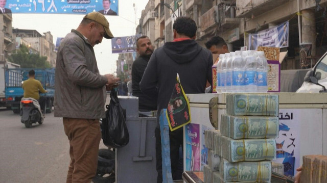 Dans la ville de Bassora, au sud de l'Irak, Hassan al-Harith n'a pas pu retirer son salaire en dollars à la banque depuis trois mois.