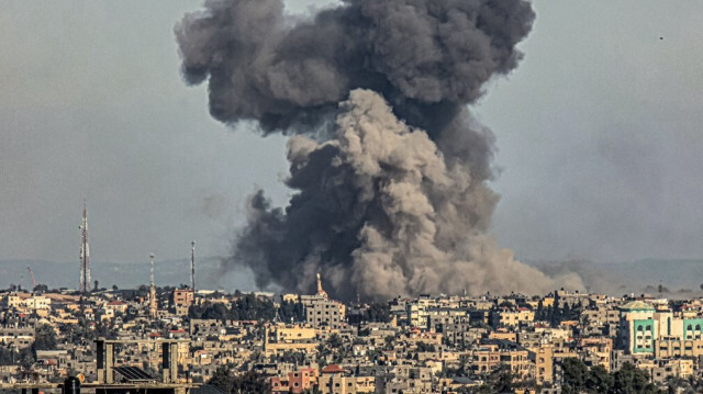 Des nuages de fumée se dégagent des bombardements israéliens sur Khan Yunis depuis Rafah, dans le sud de la bande de Gaza, le 16 décembre 2023.