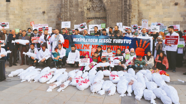 Trabzon’daki çeşitli hastanelerde görev yapan sağlık çalışanları da Kahramanmaraş Caddesi’nde bir araya geldi. Sakarya ve Zonguldak’ta hekimler, “sessiz yürüyüş” için meydandaydı.