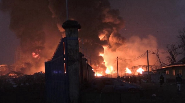 Les flammes après l'explosion du principal dépôt de carburant à Conakry, en Guinée, dans la nuit du 17 au 18 décembre 2023.