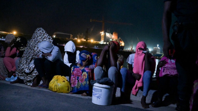 Les migrants ouest-africains qui ont été interceptés par la marine sénégalaise à 150 km au large du village de Lompoul, dans le nord-ouest du Sénégal, attendent à la base navale de Dakar le 18 octobre 2023.