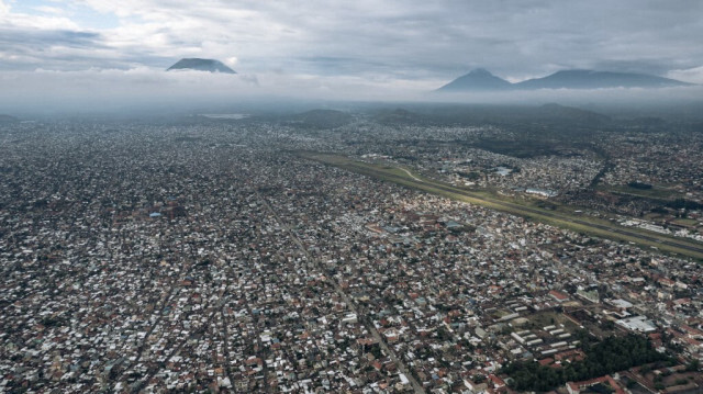 Vue aérienne de la ville de Goma, dans l'est de la République démocratique du Congoprise le 10 septembre 2023. En arrière-plan se trouvent le volcan actif Nyiragongo et le volcan Mikeno éteint, tous deux situés dans le parc national de Virunga. 