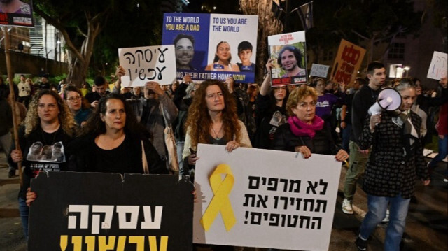 Les proches des otages israéliens, lors d'une manifestation à Tel Aviv, le 16 décembre 2023. 