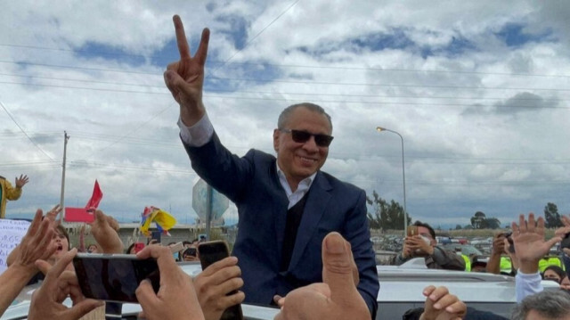 L'ancien vice-président équatorien (2013-2017) Jorge Glas, salue la foule après avoir purgé sa peine en prison pour avoir encaissé des millions de dollars de pots-de-vin de la part de l'entreprise brésilienne Odebrecht, à Lacatunga, en Équateur, le 10 avril 2022.