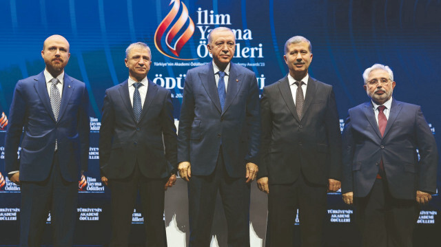 Cumhurbaşkanı Erdoğan’ın katılımıyla üçüncüsü gerçekleştirilen “İlim Yayma Ödülleri” töreninde, 3 farklı kategorideki ödüller ile 50’nci yıl özel ödülü sahiplerine takdim edildi
