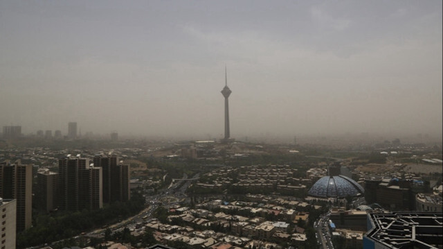 Tahran'da hava kalitesi endeksinin yaklaşık 178 mikrogram/metreküp seviyesinde seyrettiği belirtilirken İsfahan, Elborz ve Erdebil kentlerinde de benzer tedbirler alındığı ifade edildi. 