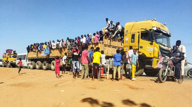 Les personnes déplacées par le conflit au Soudan se montent sur le dos d'un camion se déplaçant le long d'une route à Wad Madani, la capitale de l'État d'al-Jazirah, le 16 décembre 2023.
