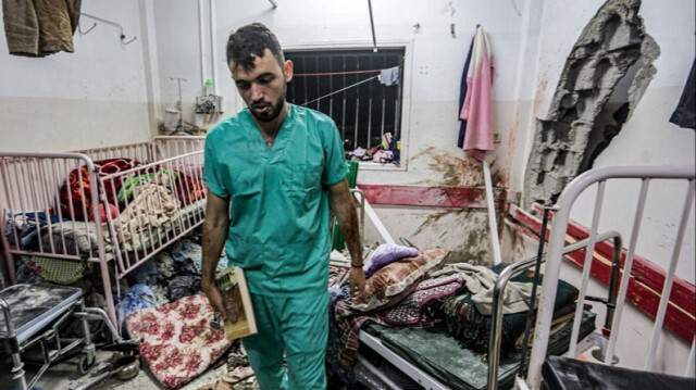 Un médecin inspecte les dégâts dans une chambre après un bombardement israélien à l'hôpital Nasser à Khan Yunis dans le sud de la bande de Gaza, le 17 décembre 2023,