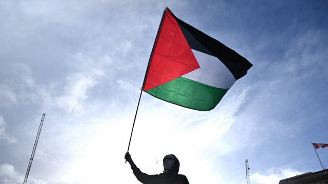 Un manifestant brandissant un drapeau palestinien lors du "London Rally For Palestine"  pour un cessez-le-feu, à Trafalgar Square, dans le centre de Londres, le 4 novembre 2023.