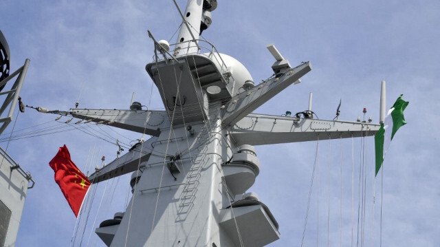 Des drapeaux chinois et nigérians flottent sur un navire de guerre du groupe de travail 162 de la marine chinoise lors d'une visite au Nigeria à Apapa Habour à Lagos, le 4 juillet 2023.