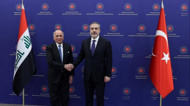 Le ministre irakien des Affaires étrangères Fuad Hussein (G) et le ministre turc des Affaires étrangères Hakan Fidan (D) à Ankara, en Turkiye, le 19 décembre 2023.