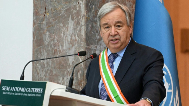 Le secrétaire général des Nations Unies (ONU) Antonio Guterres prend la parole lors d'une conférence de presse conjointe avec l'ancien président du Niger Mohamed Bazoum au palais présidentiel de Niamey le 2 mai 2022.