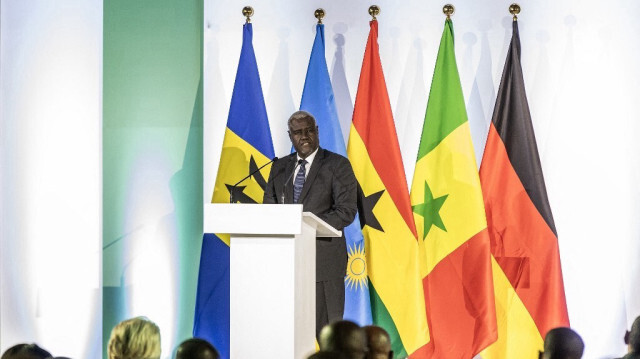 Le président de l'Union africaine, Moussa Faki, s'exprime lors d'une cérémonie au nouveau centre de production de BioNTech à Kigali, au Rwanda, le 18 décembre 2023.