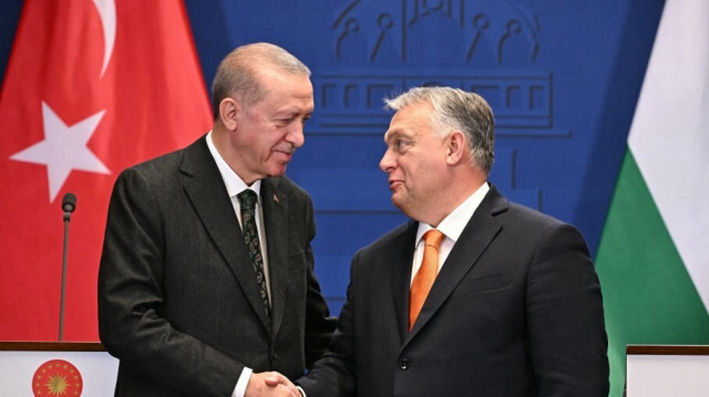 Le président turc Recep Tayyip Erdoğan et le Premier ministre hongrois Viktor Orbán à l'issue de la conférence de presse conjointe tenue dans le bureau du Premier ministre au monastère des Carmélites à Budapest, en Hongrie, le 18 décembre 2023.