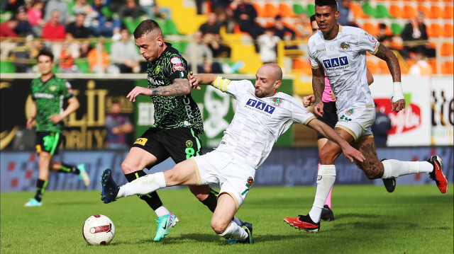 Trendyol Süper Lig 14. haftası Alanyaspor - Konyaspor maçı 2-2'lik eşitlikle sonuçlandı.