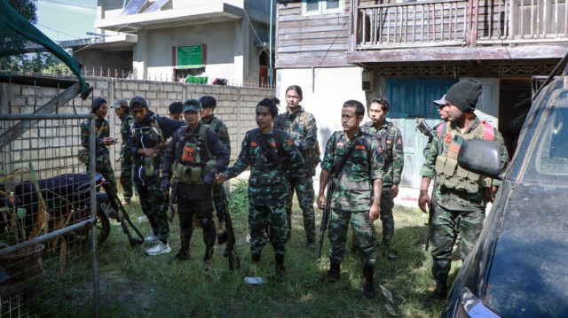 Des membres de la Force de défense du peuple local de Loikaw (PDF) se préparant à se rendre sur la ligne de front près de Loikaw, dans l'est de l'État de Kayah, au Myanmar, le 28 novembre 2023. Crédit photo: STR / AFP 