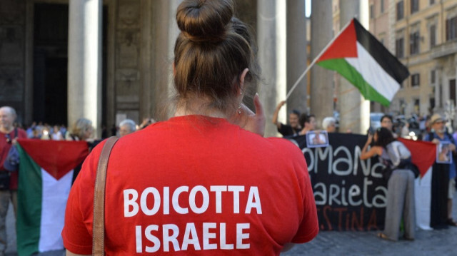 Une femme porte un t-shirt sur lequel on peut lire "Boycott Israël" lors d'une manifestation de solidarité avec le peuple palestinien en Italie.