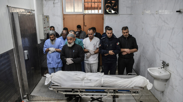 Des médecins et le personnel de l'hôpital Khan Younes accomplissent la prière des morts le 1er décmebre 2023. Crédit photo: AA