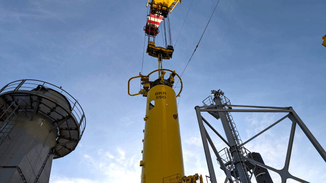 Eolienne offshore en cours d'installation par Ørsted.