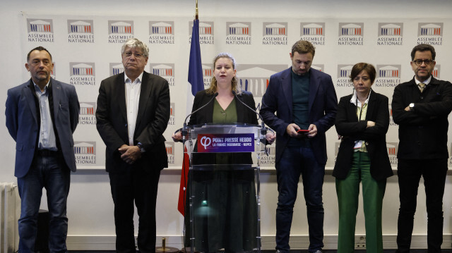 La chef du groupe "La France Insoumise" à l'Assemblée nationale Mathilde Panot (au centre) donnant une conférence de presse avec d'autres membres du parti en marge d'un débat sur le projet de loi de maîtrise de l'immigration à l'Assemblée nationale à Paris, le 19 décembre 2023. 