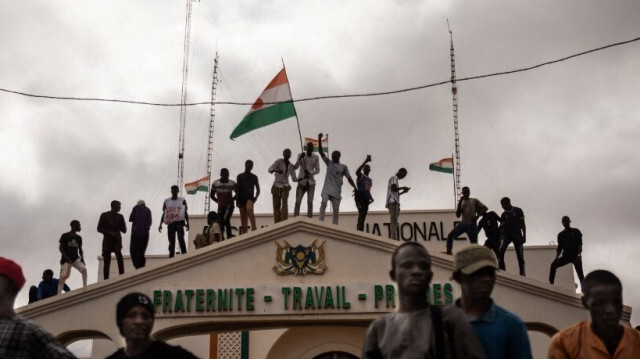 Des manifestants brandissent un drapeau nigérien lors d'une manifestation à l'occasion de la fête de l'indépendance à Niamey au Niger, le 3 août 2023. 