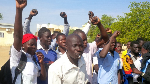Des élèves manifestant devant le Lycée de Walia à Ndjamena au Tchad, le 13 décembre 2016.