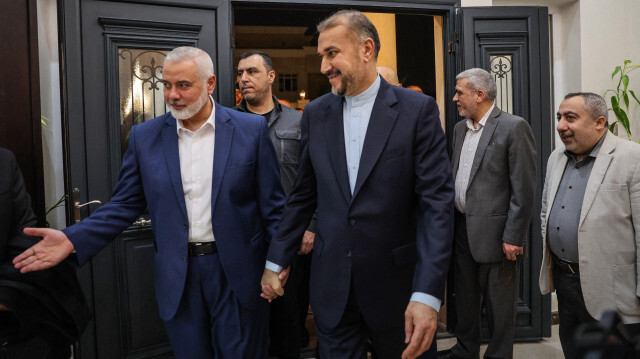 Cette photo fournie par le ministère iranien des Affaires étrangères le 20 décembre 2023 montre le chef du Hamas au Qatar, Ismail Haniyeh (à gauche), accueillant le ministre iranien des affaires étrangères, Hossein Amir Abdollahian (au centre), à Doha.