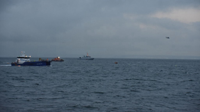 Un navire britannique MSC Taku CPP (G), un patrouilleur du service public Cormoran de la Marine nationale française, un bateau britannique RNLI 1709 et un hélicoptère Dauphin de la Marine nationale française participant à une opération de recherche et de sauvetage suite au naufrage d'un bateau de migrants au large de Calais avec l'engagement de moyens français et britanniques lors d'une opération sous la coordination du CROSS Gris-Nez, le 12 août 2023.