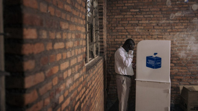 Un électeur marque son bulletin de vote dans un isoloir au bureau de vote de l'Institut Zanner à Goma en RDC, le 20 décembre 2023.